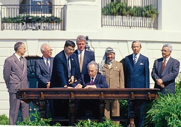 Minister spraw zagranicznych Izraela podpisuje porozumienie z OWP, 13 września 1993 r.