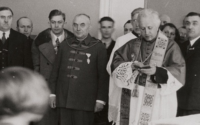 Bł. ks. Emil Szramek podczas uroczystości poświęcenia Domu Oświatowego Towarzystwa Czytelni Ludowych w Katowicach w 1934 r.