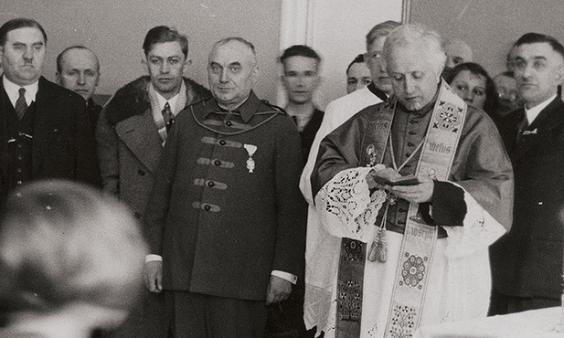 Bł. ks. Emil Szramek podczas uroczystości poświęcenia Domu Oświatowego Towarzystwa Czytelni Ludowych w Katowicach w 1934 r.