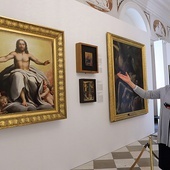 Kurator wystawy Beata Gadomska pokazuje arcydzieła z kolekcji Muzeum Watykańskiego. Na pierwszym planie „Odkupiciel” Correggia.
