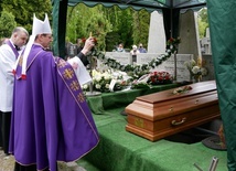 Kapłan został pochowany w grobowcu gdańskich księży na cmentarzu Łostowickim.
