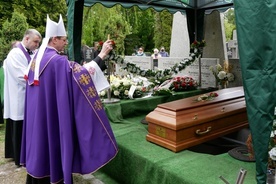 Kapłan został pochowany w grobowcu gdańskich księży na cmentarzu Łostowickim.