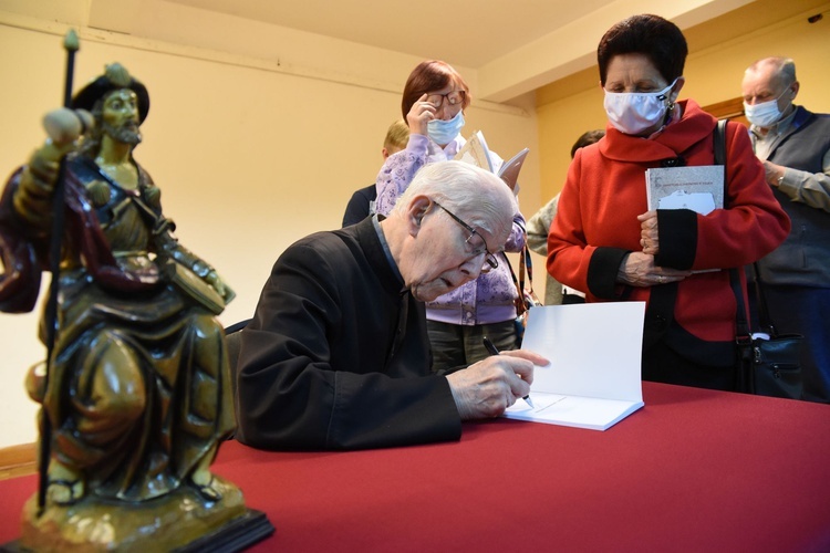 Książka o św. Jakubie w Brzesku