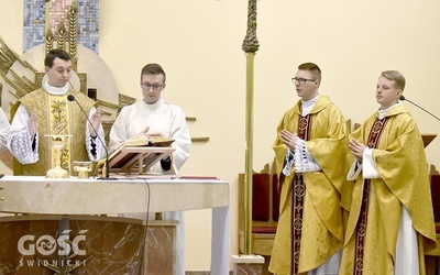 Msza św. prymicyjna w seminaryjnej kaplicy. Na jej zakończenie neoprezbiterzy udzielili zebranym indywidualnego błogosławieństwa.