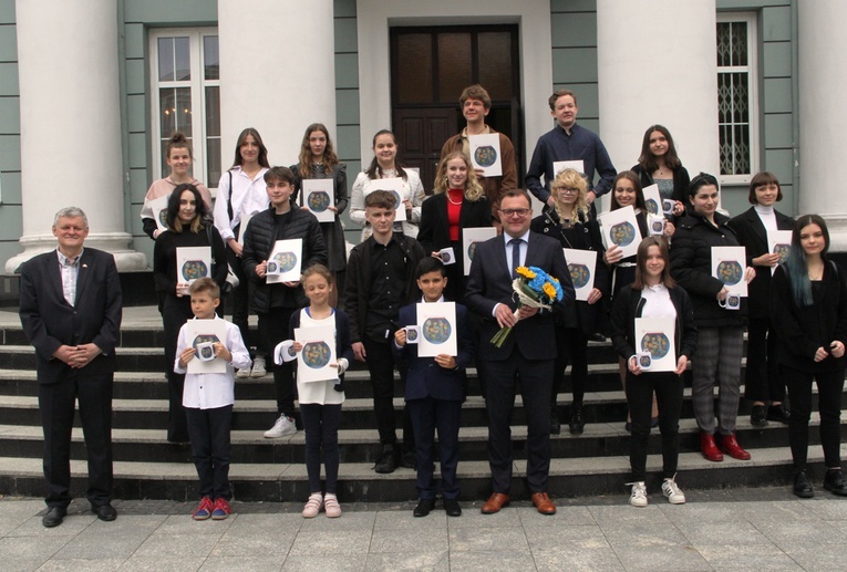 Radosław Witkowski i Krzysztof Gajewski (z lewej) ze stypendystami.