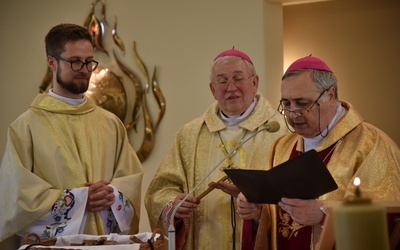 Nuncjusz apostolski w Polsce wręcza ks. Wiesławowi Mielewczykowi krzyż misyjny.