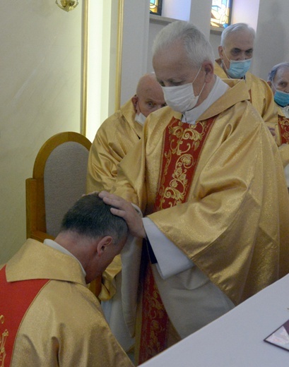 Ordynariusz radomski poprosił jubilatów o błogosławieństwo.