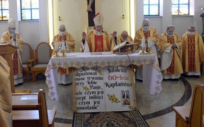 Jubileuszowej Eucharystii przewodniczył bp Marek Solarczyk.