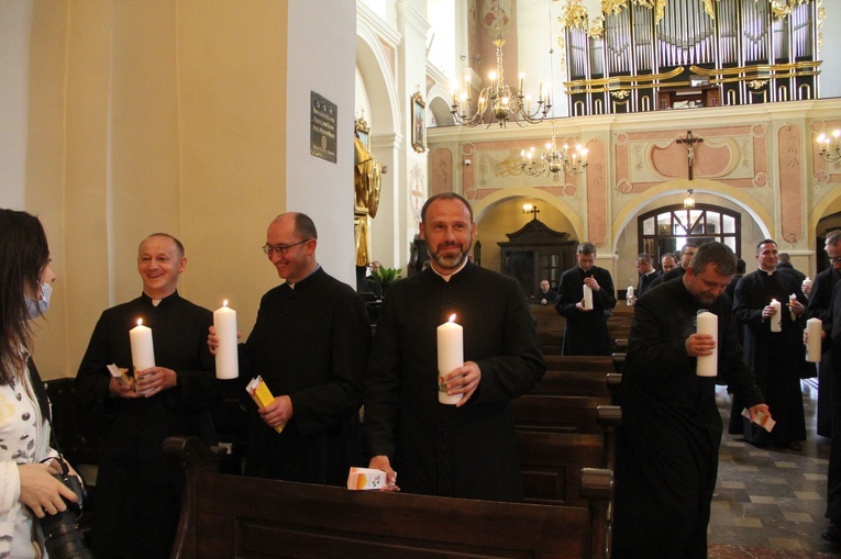 Tuchów. Przekazanie świec ŚDM dekanalnym duszpasterzom młodzieży