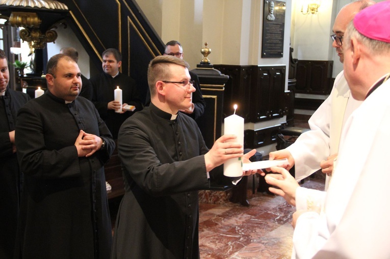 Tuchów. Przekazanie świec ŚDM dekanalnym duszpasterzom młodzieży