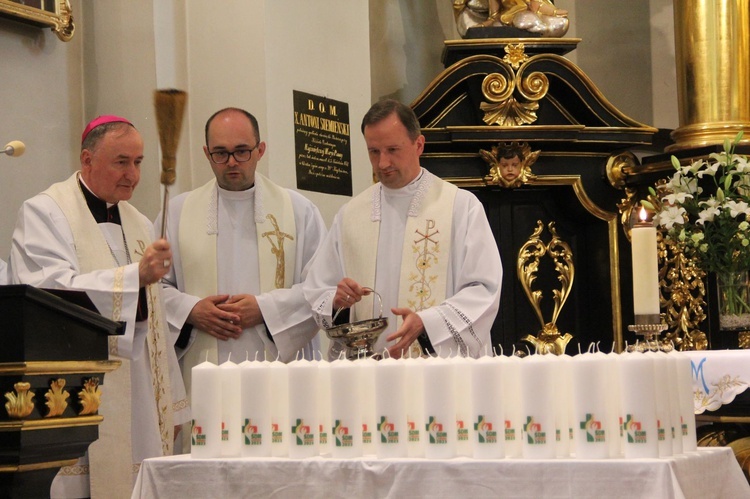 Tuchów. Przekazanie świec ŚDM dekanalnym duszpasterzom młodzieży