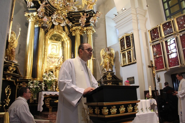 Tuchów. Przekazanie świec ŚDM dekanalnym duszpasterzom młodzieży