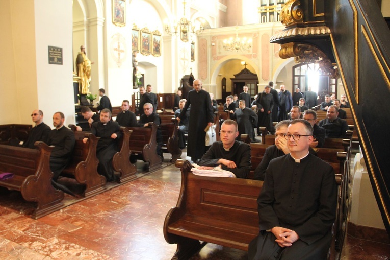 Tuchów. Przekazanie świec ŚDM dekanalnym duszpasterzom młodzieży