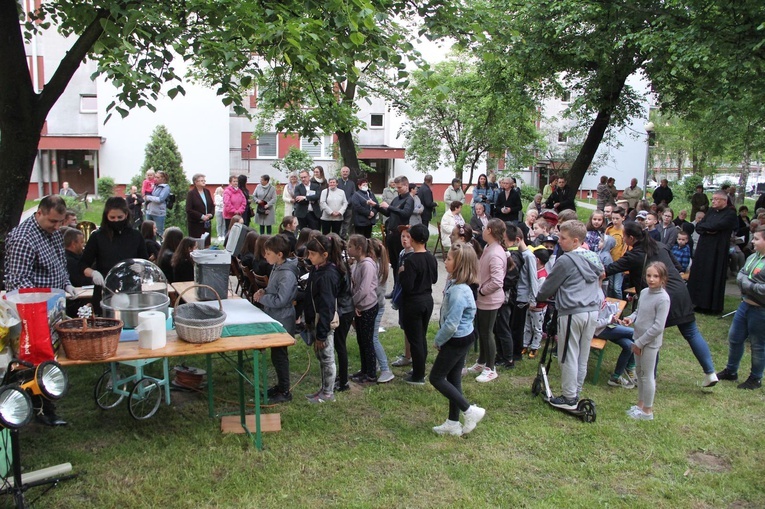 Brzesko. Święto przy kapliczce