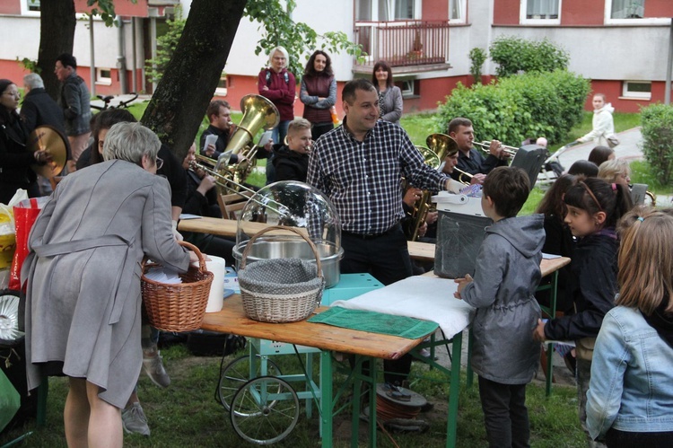 Brzesko. Święto przy kapliczce