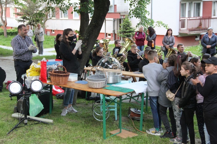 Brzesko. Święto przy kapliczce