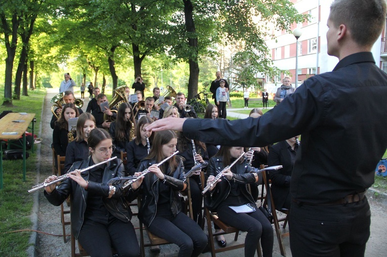 Brzesko. Święto przy kapliczce