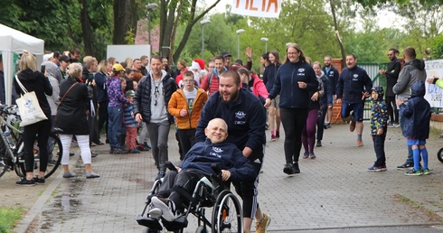 Bieg charytatywny l'Arche z mieszkańcami Arki, franciszkanami i św. Mikołajem