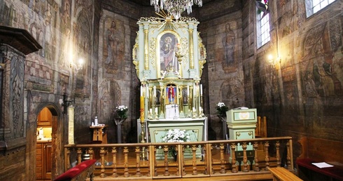 Nowy wystrój prezbiterium kościoła św. Barbary w Mikuszowicach Krakowskich