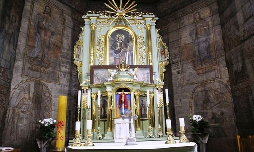 Na stałe w głównym ołatrzu zamontowano wizerunek św. Barbary i Tryptyk Mikuszowicki.