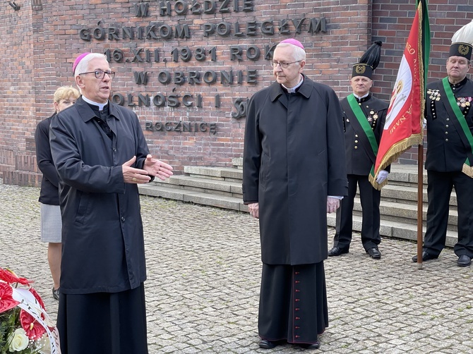 Abp Stanisław Gądecki pod Pomnikiem "Dziewięciu z Wujka"