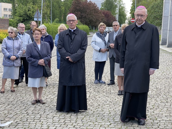 Abp Stanisław Gądecki pod Pomnikiem "Dziewięciu z Wujka"