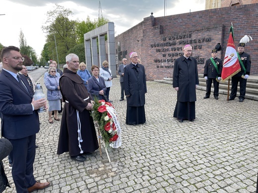 Abp Stanisław Gądecki pod Pomnikiem "Dziewięciu z Wujka"