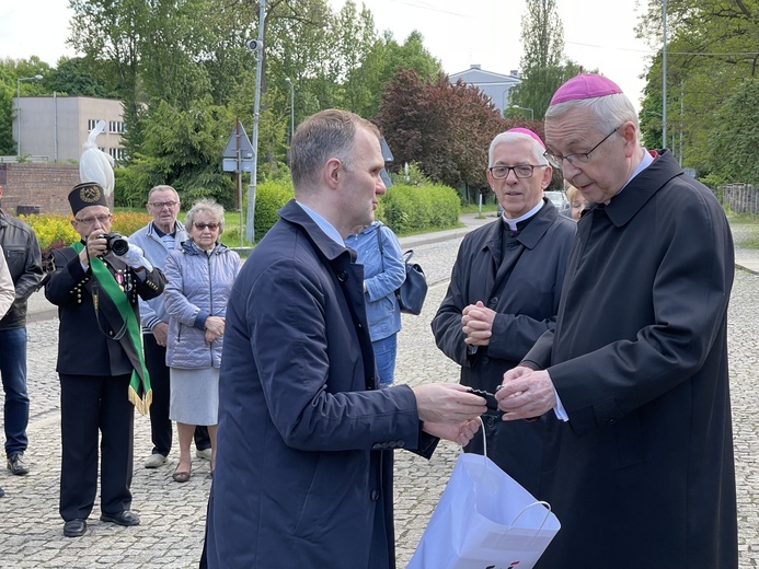 Abp Stanisław Gądecki pod Pomnikiem "Dziewięciu z Wujka"