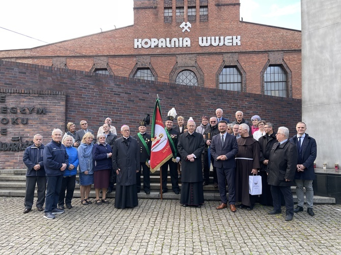 Abp Stanisław Gądecki pod Pomnikiem "Dziewięciu z Wujka"