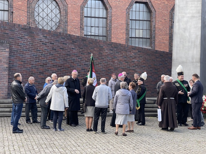 Abp Stanisław Gądecki pod Pomnikiem "Dziewięciu z Wujka"