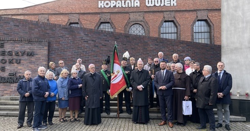 Abp Stanisław Gądecki pod Pomnikiem "Dziewięciu z Wujka"