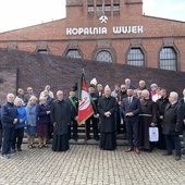 Abp Stanisław Gądecki pod Pomnikiem "Dziewięciu z Wujka"