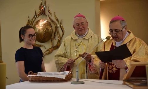 Nuncjusz apostolski w Polsce abp Salvatore Pennacchio w asyście biskupa Jerzego Mazura wręcza Agnieszce Nowak krzyż misyjny.