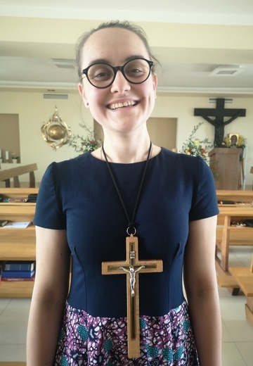 Agnieszka Nowak z krzyżem misyjnym w Centrum Formacji Misyjnej w Warszawie.
