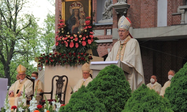 Abp Gądecki w Piekarach zapraszał do przemyślenia stylu życia