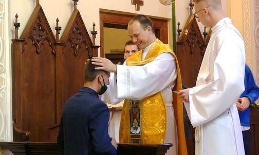 Obecni w kościele otrzymali prymicyjne błogosławieństwo ks. Wojciecha Kamińskiego.