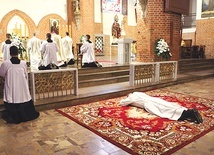 ▼	Ze względu na panujące obostrzenia uroczystości odbywały się oddzielnie.