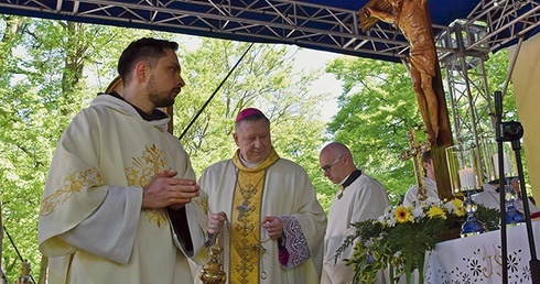 ▲	– Owocem trwania w Nim jest świętość, udział w zbawieniu i dobro, które Chrystus czyni w nas  i przez nas, jeśli Mu na to pozwalamy – podkreślił biskup.