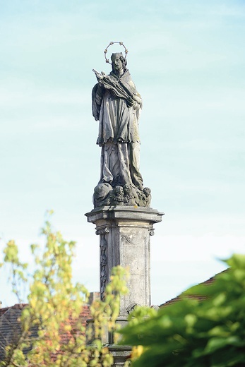 ▲	Statua na rynku w Toszku.