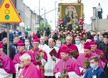 ▲	Arcybiskupi Wiktor Skworc i Stanisław Gądecki w procesji na kalwarię piekarską.