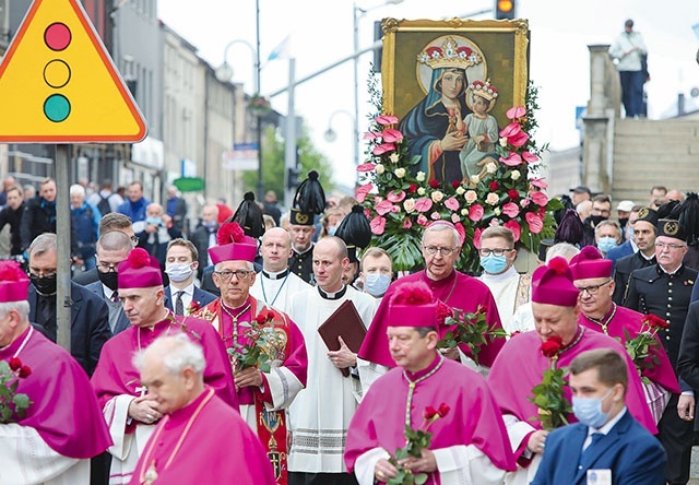 ▲	Arcybiskupi Wiktor Skworc i Stanisław Gądecki w procesji na kalwarię piekarską.