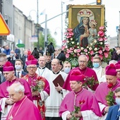 ▲	Arcybiskupi Wiktor Skworc i Stanisław Gądecki w procesji na kalwarię piekarską.