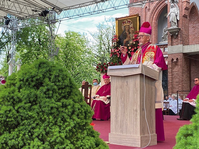 ▲	Piekarskie wzgórze to ambona, z której płynie przesłanie do Kościoła i do społeczeństwa.