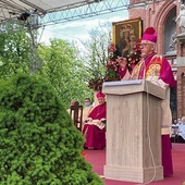 ▲	Piekarskie wzgórze to ambona, z której płynie przesłanie do Kościoła i do społeczeństwa.