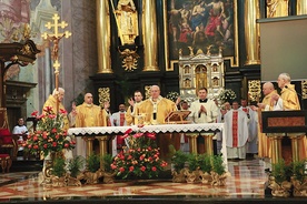 ▲	Wraz z jubilatami Eucharystię sprawowali lubelscy biskupi.