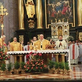 ▲	Wraz z jubilatami Eucharystię sprawowali lubelscy biskupi.