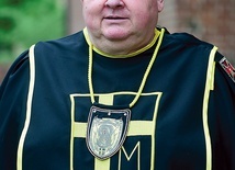 ▲	– Zachęcam mężczyzn do zakładania w parafiach chorągwi naszego zakonu – mówi Roman Sobolewski.