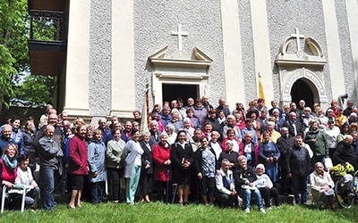 ▲	Ponad sto osób z regionu opolsko-gliwickiego na dorocznej pielgrzymce Franciszkańskiego Zakonu Świeckich na Górze Świętej Anny. Tu: po kazaniu przy Trzech Krzyżach. 