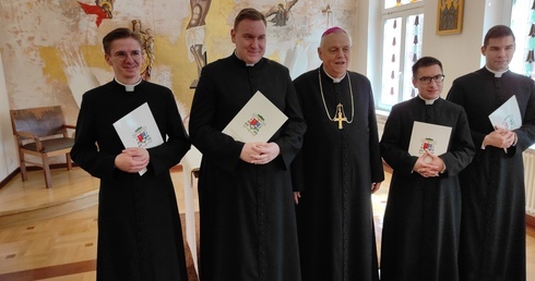 Dekrety dla nowych księży