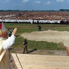 ▲	Papież pozdrawia setki tysięcy wiernych zgromadzonych na lotnisku w Radomiu.